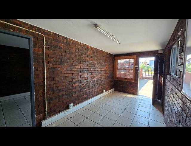 275M² WAREHOUSE TO LET IN SPARTAN